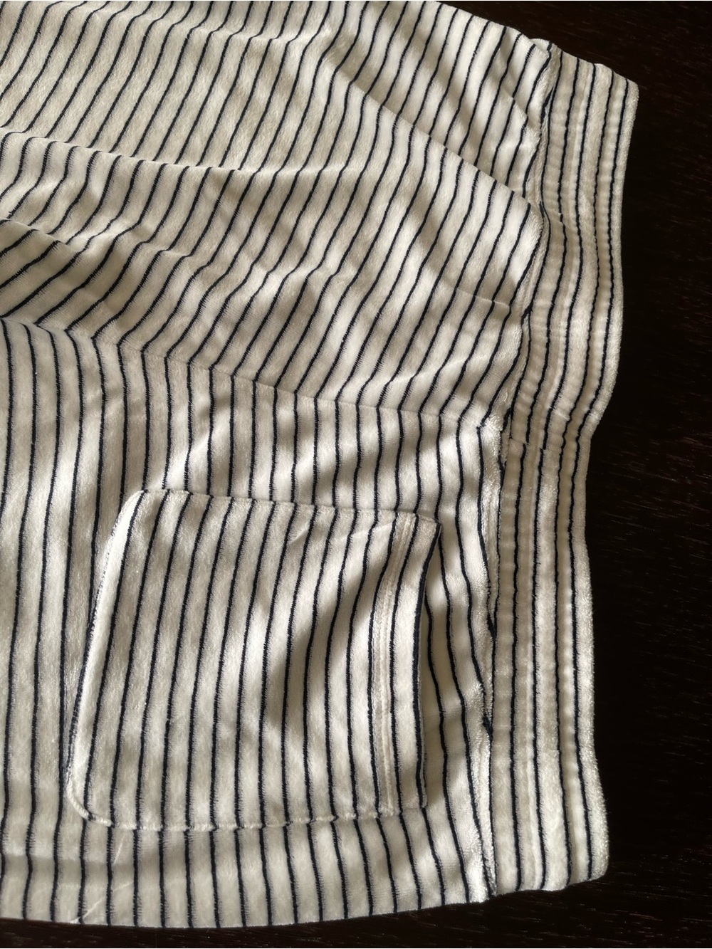 LN Vineyard Vines Women’s off-White with Navy Stripe Velour loose fit leggings